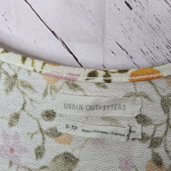 Urban Outfitters Citrus Floral Cropped Top - Picture 2 of 4